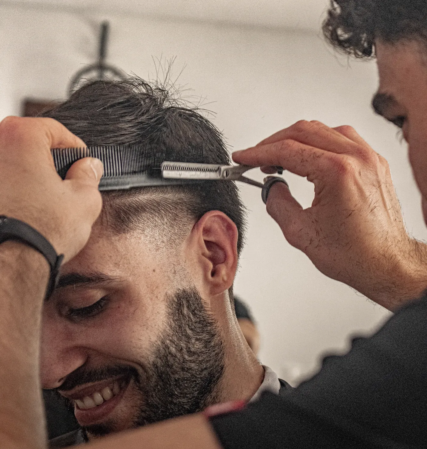 Barbeiro da Matos Barbershop a trabalhar num cliente